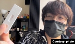 晴天林在社交网站分享病毒快测阳性的照片,他觉得这段经历令他体会到确诊者很需要朋友的支援 (晴天林社交网站照片)