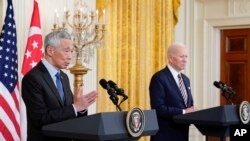 စင်ကာာပူဝန်ကြီးချုပ် Lee Hsien Loong နဲ့ အမေရိကန်သမ္မတ Joe Biden တို့ အိမ်ဖြူတော်မှာ တွေ့ဆုံစဉ်။ (မတ်လ ၂၉ ၊ ၂၀၂၂)