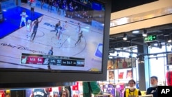 北京一家NBA商店的雇员在观看NBA直播(2020年10月10日)