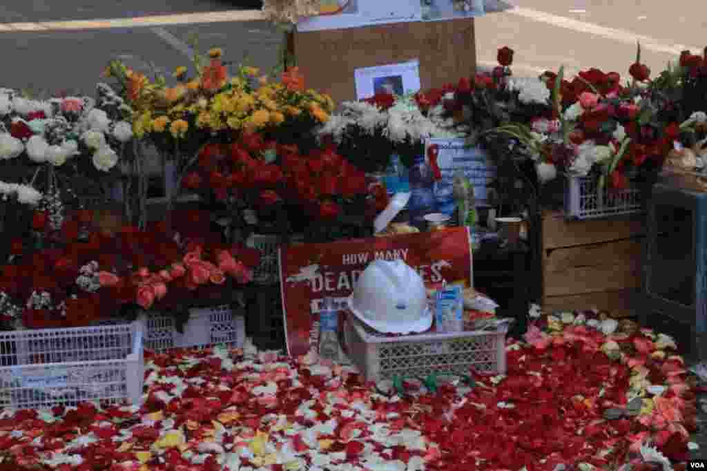 ရန်ကုန် ဆန္ဒပြပွဲအတွင်း သေနတ်ထိမှန်သေဆုံးသူများကို ၎င်းတို့ ကျဆုံးခဲ့ရာနေရာများမှာ ပန်းစည်း ပန်းခြင်းများနဲ့ အောက်မေ့ဂုဏ်ပြုခဲ့ကြတဲ့ မြင်ကွင်း။ (မတ် ၀၁၊ ၂၀၂၁)
