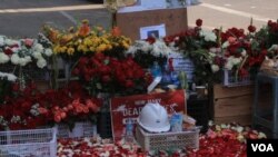 ရန်ကုန် ဆန္ဒပြပွဲအတွင်း သေနတ်ထိမှန်သေဆုံးသူများကို ၎င်းတို့ ကျဆုံးခဲ့ရာနေရာများမှာ ပန်းစည်း ပန်းခြင်းများနဲ့ အောက်မေ့ဂုဏ်ပြုခဲ့ကြတဲ့ မြင်ကွင်း။ (မတ် ၀၁၊ ၂၀၂၁)