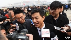 2018年3月3日,百度公司首席执行官李彦宏抵达北京人民大会堂出席中国人民政治协商会议(政协)开幕式。