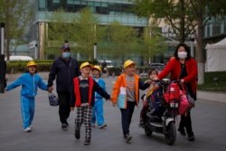 北京一所小学校的家长在接孩子放学。(2021年4月6日)