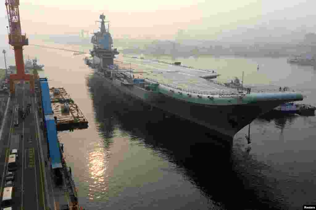 2018年5月13日,中国第一艘自制的航空母舰离开中国辽宁省大连。 此前曾有媒体报道说,这艘航母全长为315米,宽75米,采用常规动力。其设计虽然大致基于“辽宁舰”,但比“辽宁舰”略宽,可以多载8架战机。悉尼洛伊国际政策研究所高级研究员罗格维茵在接受美国有线电视CNN采访时说,这艘中国航母与美国航母相比还不是一个级别的,航母本身的设计也不是意在挑战美国航母。美国目前拥有11个航母战斗群。 中国国家媒体报道说,中国计划建造一艘核动力航母,具备长期远航的能力。