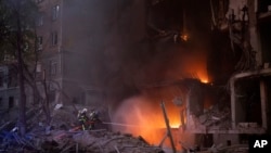 在基辅,消防人员试图破灭一次爆炸后造成的大火。(2022年4月28日)