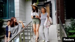 一名志愿者帮助韩国前“慰安妇”吉元玉去往每周三在首尔进行的抗议活动,要求日本政府道歉赔偿。(2015年7月22日)