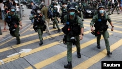 资料照:香港防暴警察在中环驱散抗议示威的民众。(2020年9月6日)