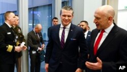 Міністр оборони США Піт Геґсет та міністр оборони Британії Джон Гілі в кулуарах зустрічі міністрів оборони НАТО у Брюсселі, 12 лютого 2025 р. Фото: Johanna Geron via AP