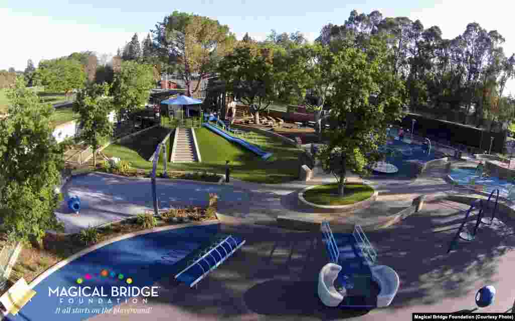 Майданчик "Чарівний міст" / Magical Bridge Playground у місті Пало-Альто, Каліфорнія