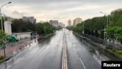 北京市朝阳区的一条大街因新冠疫情封路而空荡荡。(2022年4月27日)