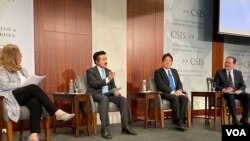 日本自民党参议员佐藤正久(左2)及众议员小野寺五典(左3)参加华盛顿战略与国际研究中心座谈会(2022年5月3日)(美国之音锺辰芳拍摄)