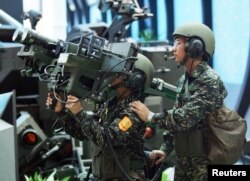 资料照:台湾士兵在展示美制“毒刺”(台湾称“刺针”)肩射型便携式防空导弹。(2005年8月11日)