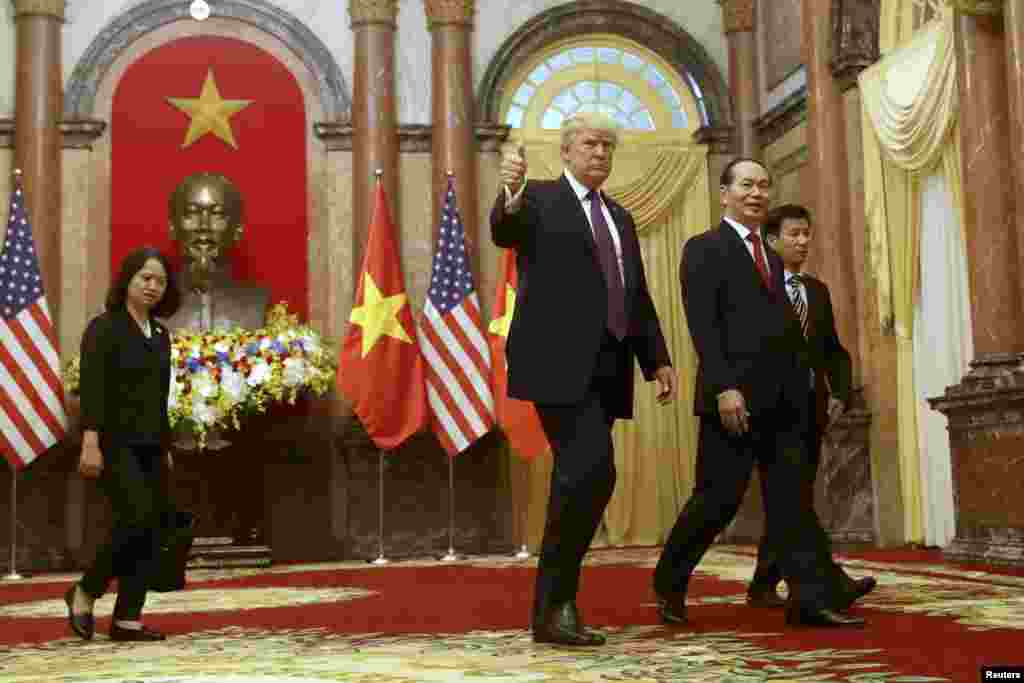 美国总统川普与越南国家主席陈大光抵达越南河内的主席府,准备双边会谈(2017年11月12日)。