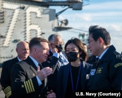2022年11月7日在日本海上自卫队阅舰活动期间,日本首相岸田文雄与美军高级将领交谈。(照片来自美国海军推特)