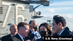 2022年11月7日在日本海上自卫队阅舰活动期间,日本首相岸田文雄(右)与美军高级将领交谈。(照片来自美国海军推特)
