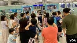 香港民意研究所公布最新民意调查显示,接近70%的受访者认为,《施政报告》提出的各项政策,令有意移民或已经移居海外的香港人回心转意的效用不大 (美国之音/汤惠芸)