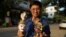 លោក សួន តាមីង សិល្បករផលិតខ្មុកល្ខោនខោល ថតរូបជាមួយខ្មុកដែលលោកបានច្នៃនៅរាជធានីភ្នំពេញ កាលពីថ្ងៃទី ២ ខែវិច្ឆិកា ឆ្នាំ ២០២២។