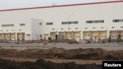 中国工人正在修建特斯拉生产电动汽车的上海工厂厂房。(2019年9月28日)