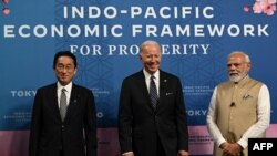 美国总统拜登与日本首相岸田文雄以及印度总理莫迪在日本东京出席“印太经济框架”(IPEF)启动仪式。(2022年5月23日)
