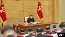 资料照:朝鲜官方媒体朝中社拍摄和发布的这张照片显示, 2022年5月14日,朝鲜领导人金正恩参加朝鲜劳动党委员会会议,检查最大紧急措施的运行状态,以防止在新冠病毒疫情在平壤传播。