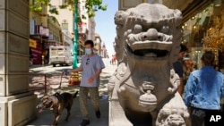 人们穿过旧金山中国城的龙门南入口。(2022年5月23日)
