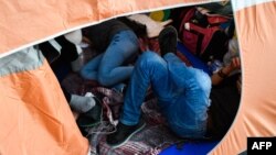 来自中美洲和南美洲国家在美国寻求庇护的难民。摄于美墨边境,2022年4月9日。(法新社图片)