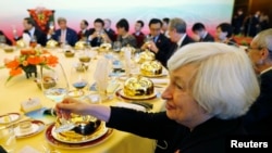 资料照:时任美联储主席的耶伦在北京钓鱼台国宾馆的工作午餐桌上。(2014年7月9日)