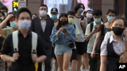 资料照片:台湾台北街头的民众在疫情期间戴口罩出行(2021年9月30日)