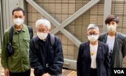 资料照:已停止运作的”612人道支援基金”4名信托人学者许宝强(左起)、天主教香港教区荣休主教陈日君枢机、大律师吴霭仪、歌手何韵诗,5月24日到西九龙裁判法院应讯。 (美国之音/汤惠云)