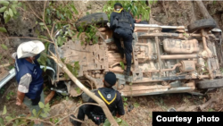 တာ့ခရိုင် Mae Ramat မြို့နယ်၊ မြန်မာရွှေ့ပြောင်းအလုပ်သမား ၂၁ ဦးလိုက်ပါလာတဲ့ ကားချောက်ထဲကျ၊ ၁ ဦးသေ၊ ၈ ဦးဒါဏ်ရာရခဲ့တဲ့ ယခင်မှတ်တမ်းဓာတ်ပုံ။( ဓာတ်ပုံ- ထိုင်းနယ်ခြားစောင့်တပ်/ Photo-Thai Border )Police