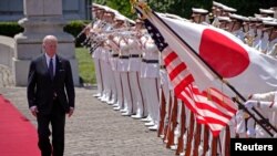 美国总统拜登2022年5月23日在访问东京时检阅仪仗队。(路透社)