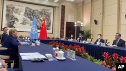 联合国人权事务高级专员巴切莱特在中国广州与中国外长王毅举行会谈。(2022年5月23日)