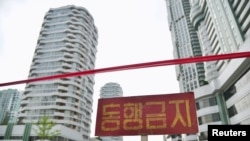 由于冠状病毒病的传播,朝鲜平壤街道上出现禁止通行标志
