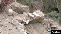 印控克什米尔地区一条在建的隧道发生坍塌,救援人员正在清理废墟(2022年5月20日)