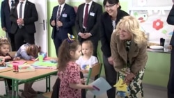 Під час візиту до Словаччини перша леді США Джилл Байден відвідала школу, яка приймає українських дітей. Відео Під час візиту до Словаччини перша леді США Джилл Байден відвідала школу, яка приймає українських дітей. Відео