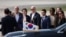 조 바이든 미국 대통령이 22일 한국 방문을 마치로 다음 순방지인 일본으로 출발하기에 앞서 오산 공군기지에서 수행원들과 기념촬영을 했다.