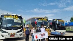 မေလ ၂၆၊ ၂၀၂၂ က မဲဆောက်မြဝတီနယ်စပ်ကတဆင့် ထိုင်းနိုင်ငံမှာအလုပ်လုပ်ဖို့ ဝင်လာတဲ့ မြန်မာ MOU လုပ်သားများ ( Photo-အလုပ်သမားသံအရာရှိရုံး)