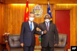所罗门群岛总理索加瓦雷会晤到访的中国外长王毅。(2022年5月26日)
