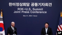 2022年5月21日,拜登总统和韩国总统尹锡悦在首尔会晤后共同出席两国首脑举行的联合记者会。-美联社照