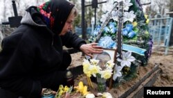 乌克兰基辅附近的布查镇一名妇女在悼念被俄军杀死的丈夫。(2022年4月21日)