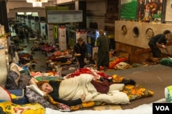 2022年4月29日,几百人在哈尔科夫地铁站避难,自从战争在2月爆发以来,他们一直栖身于此。(美国之音博夏特拍摄)