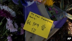 美国南加州基督长老会教堂前,人们给5月15日枪击案的死难者献花。(2022年5月16日)