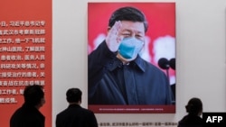 中国抗击新冠肺炎疫情展览上一幅中国领导人习近平戴口罩的宣传画。(资料照片)