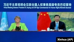 中共官媒新华社发布照片显示,联合国人权事务高级专业巴切莱特与中国领导人习近平举行线上会面。(2022年5月25日)