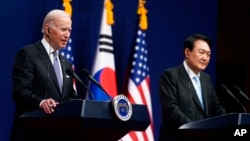2022年5月21日,韩国首尔,美国总统拜登(左)与韩国总统尹锡悦举行联合记者会。