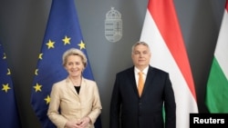 匈牙利总理维克特·奥尔班(Viktor Orban)与欧洲委员会主席尤尔苏拉·冯·德莱严(Ursula von der Leyen)2022年5月9号在匈牙利首都布达佩斯他会晤时合影。-路透社照片