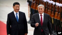 2019 年 9 月 11 日,中国国家主席习近平(左)和哈萨克斯坦总统卡瑟姆若马尔特·托卡耶夫在北京人民大会堂举行的欢迎仪式上检阅仪仗队。