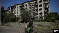 A damaged apartment building after a Russian strike in the city of Slovyansk at the eastern Ukrainian region of Donbas on May 31, 2022. (Photo by ARIS MESSINIS / AFP)