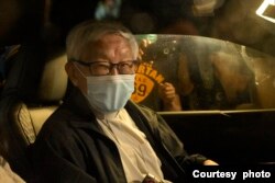 担任已经解散的“612人道支援基金”信托人,天主教香港教区荣休主教陈日君枢机被警方扣留了大约六个钟头后获准保释离开警署。(照片来源:美国之音粤语广播听众郑先生提供)
