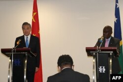 2022年5月26日,中国外交部长王毅和所罗门群岛外交部长马内莱在霍尼亚拉出席新闻发布会。